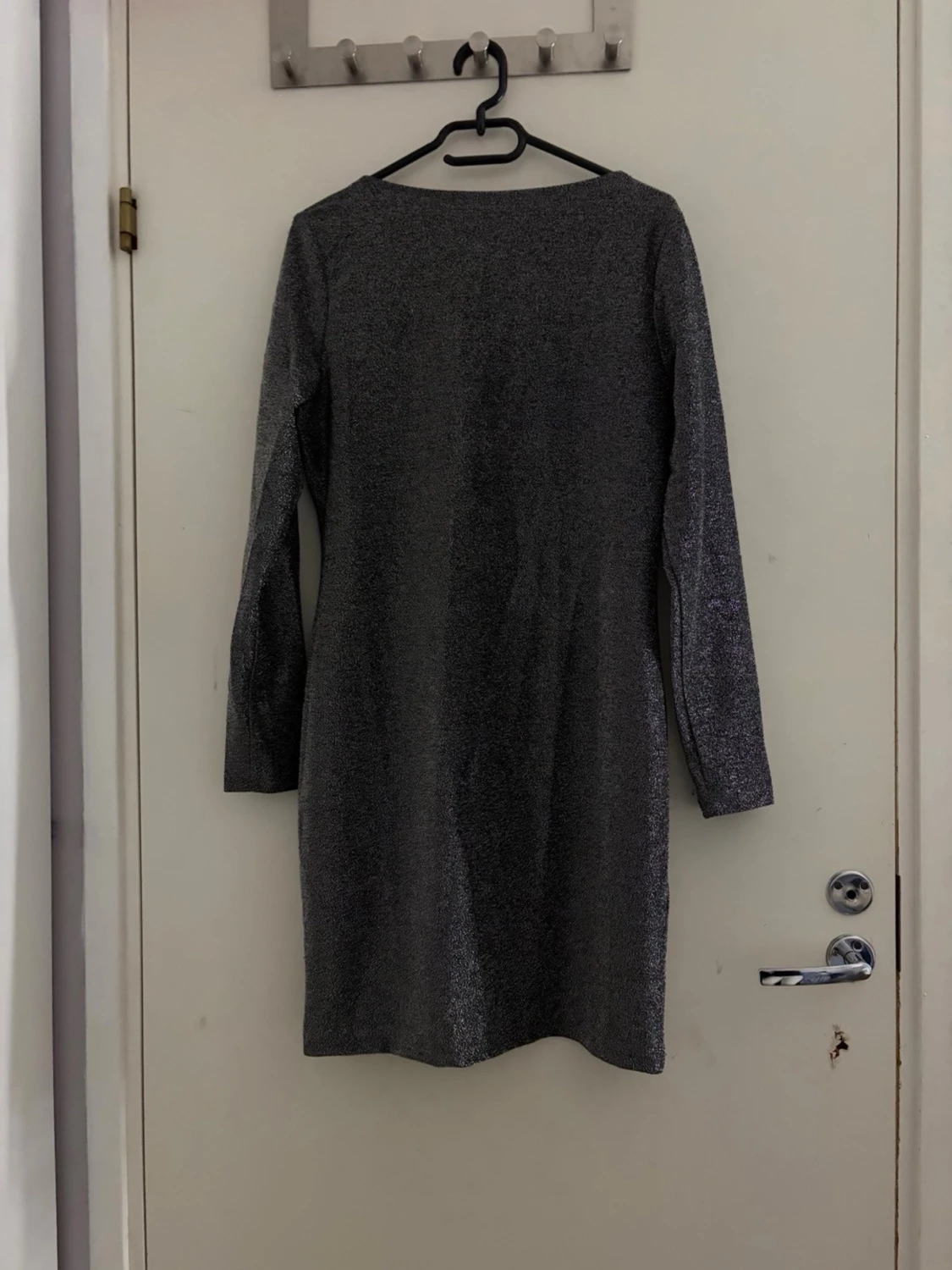 Glittrig svart kortklänning