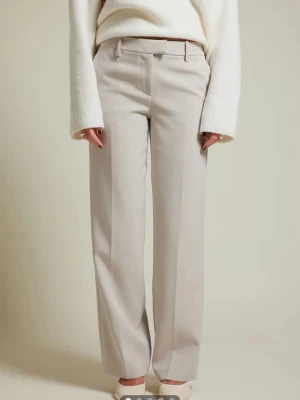 Beige Maddie kostymbyxor från Bik Bok - Snygga beige kostymbyxor från Bik Bok med rak och wide passform. Byxorna har hög midja, bälteshällor och pressveck framtill för en clean look. Materialet är mjukt och har en lätt stretch som gör dem bekväma att bära hela dagen. Aldrig använda 🥥