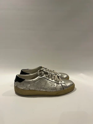 Saint Laurent Court Classic  - Unika Saint Laurent Court Classic, storlek 41,mycket bra skick, ny pris ca 6000kr