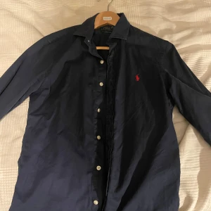 Ralph Lauren skjorta  - Säljer nu en av mina favoritskjortor då den tyvärr är för liten och inte kommer till användning. Köpte den för ca ett halvår sen från hemsidan men inte används särkilt mkt. Priset är inte hugget i sten, vid frågor är det bara att höra av sig! 