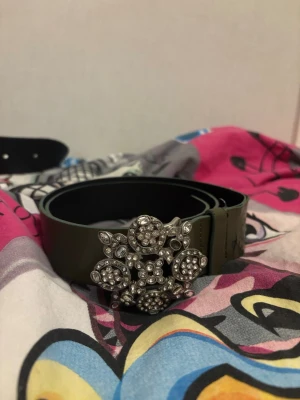 Bälte - Mörkgrönt bälte med en jättefin buckle. 100cm. Skriv om ni har frågor. Priset går att diskutera och jag kan gärna mötas upp i stockholm☺️