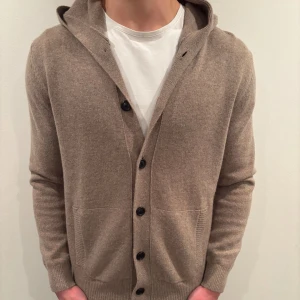 Cardigan  - Hej! Säljer nu denna snygga cardigan som är perfekt för vår och sommaren! Inprincip helt ny (skick 9,5/10) ny pris= 1799 Kr! 