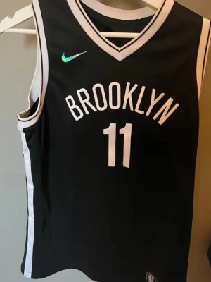 Svart kyrie Irving basket jersey - Basket jersey, spelare kyrie Irving. Mycket bra skick o massa kolla detaljerna, orginal pris ca 1500, pris kan diskuteras 