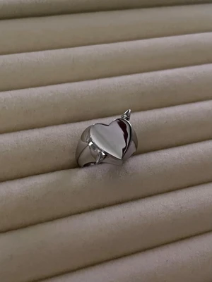 Alvaz Essentials ”Heart Arrow Ring” inspirerad ring - Aldrig använd, silverpläterad och tillverkad i rostfritt stål. Nickelfri. Om du har fler frågor, tveka inte att höra av dig 🤗