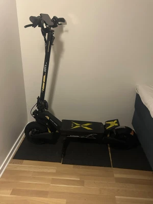 Upgraderad ootd t10 byter mot moppe tar även pengar - Denna ootd t 10 kör i 50 kmh och den är upgraderad så att den ska hålla längre utan att gå sönder än från början. Köpte den för 7000kr och säkerhets uppgraderingen kosta unefär 5000kr. De enda problemen med den är att bakdecket är paft hår att lösa. De andra problemet är högra blinkern som jag behövt ta av.