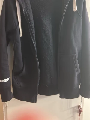 (russemerch sett) har använt 3 gånger måste sälja för att dom är för små för mig - Marinblå russemerch i tall s både byxorna och hoodie ska säljas 