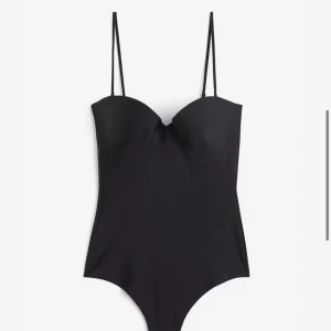 Svart body från HM - Säljer denna slutsålda body i storlek 80C då den tyvärr inte kommer till användning💞Den enda nackdelen syns på den sista bilden.