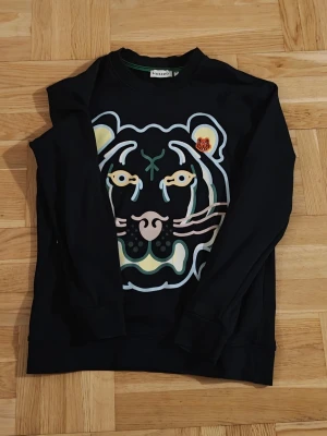 Kenzo tröja - Mer info dm passar för L och small xl