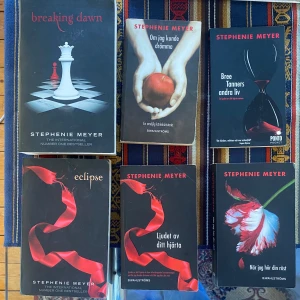 Twilight-serien (blandat SV & ENG) - Har blandad kompott (svenska och engelska) vill man köpa hela serien går det att lösa annars säljs dom  25kr/st