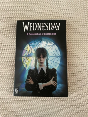 Wednesday: A Novelization of Season One - Följ med Wednesday Addams på Nevermore Academy där hon löser mysterier, hanterar övernaturliga krafter och möter faror. Perfekt för dig som gillar mörk humor, spänning och en huvudperson som inte räds det ovanliga. En modern och spännande berättelse för unga vuxna.