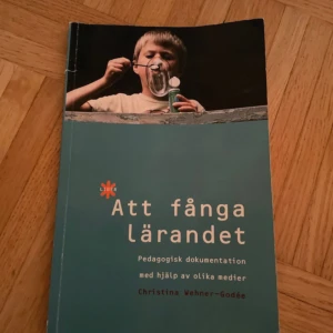 Att fånga lärandet - Upptäck hur du kan använda kamera, bandspelare och andra medier för att dokumentera och förstå lärande på nya sätt. Perfekt för dig som vill utforska pedagogik och kreativt lärande i skolan eller på fritiden.