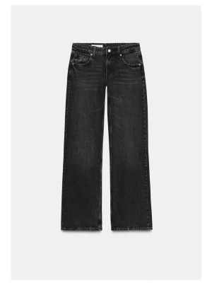 Svarta Zara jeans med låg midja - Säljer ”jeans trf wide leg låg midja” i storlek 38 från Zara ❤️Nypris är 399 kr. Bilderna är ifrån hemsidan och säljer då jag råkade köpa i fel storlek. Skriv för fler bilder 😊