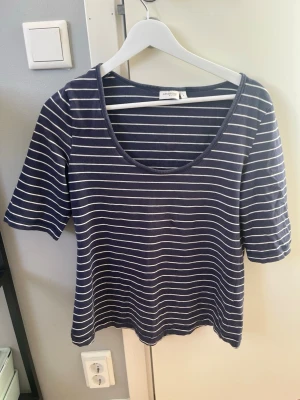Marinblå randig topp - Randig t shirt med lite längre armar