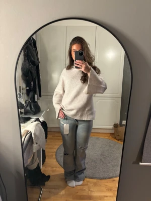 Lågmidjade jeans med hål  - Skitsnygga jeans från Zara som är slutsålda. Säljer dom för att dom inte passade 💗