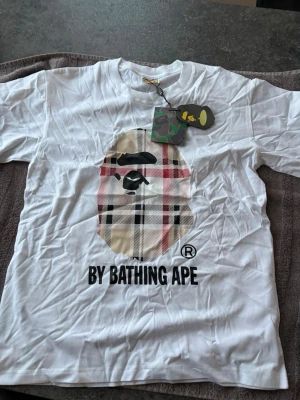 Vit Bape T-Shirt - Storlek: S Tröjan är helt ny, jag har aldrig använt den förut och taggarna finns med på tröjan! BÄSTA KVALITETEN I SVERIGE Startpris: 300kr