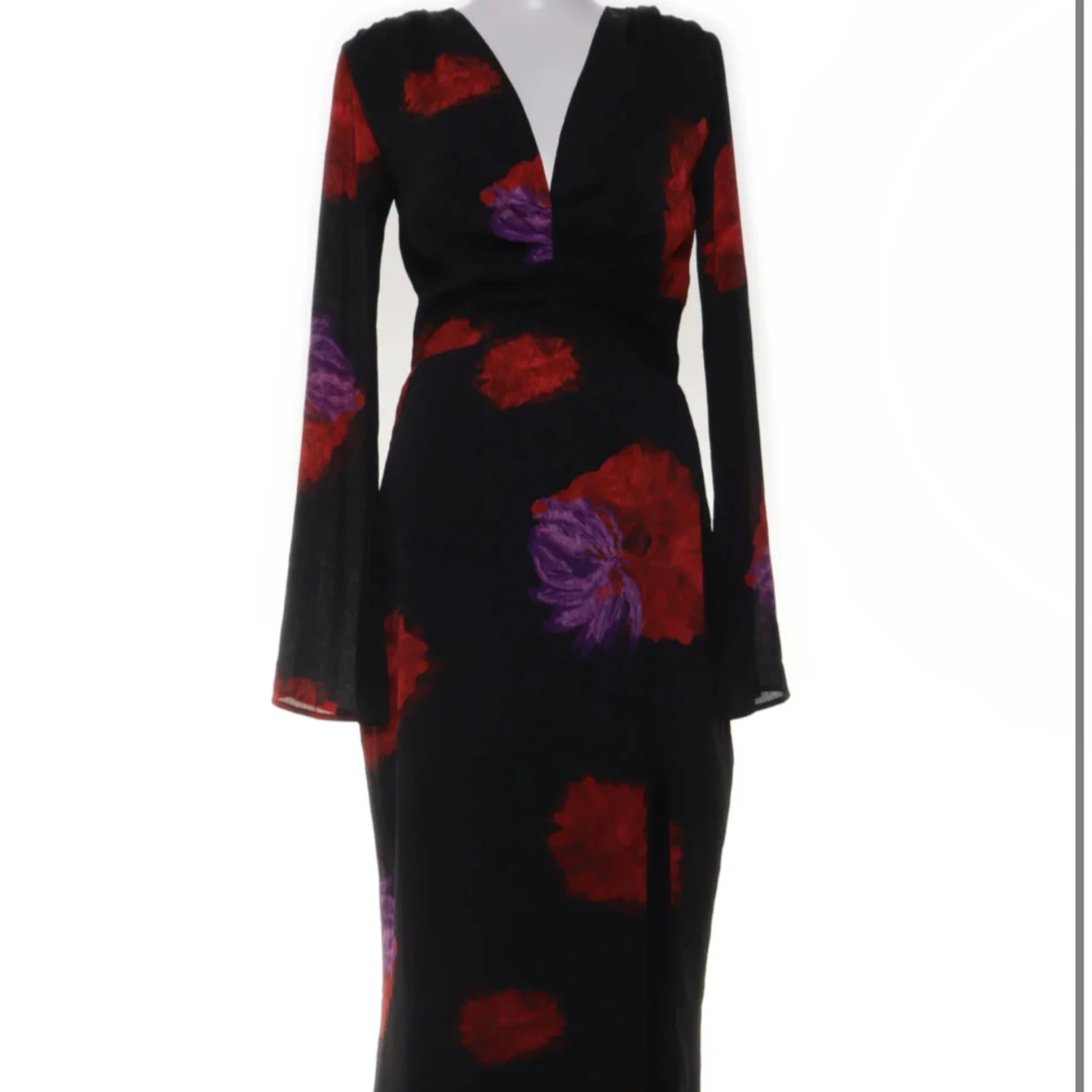 Svart långklänning med blommor från Adoore