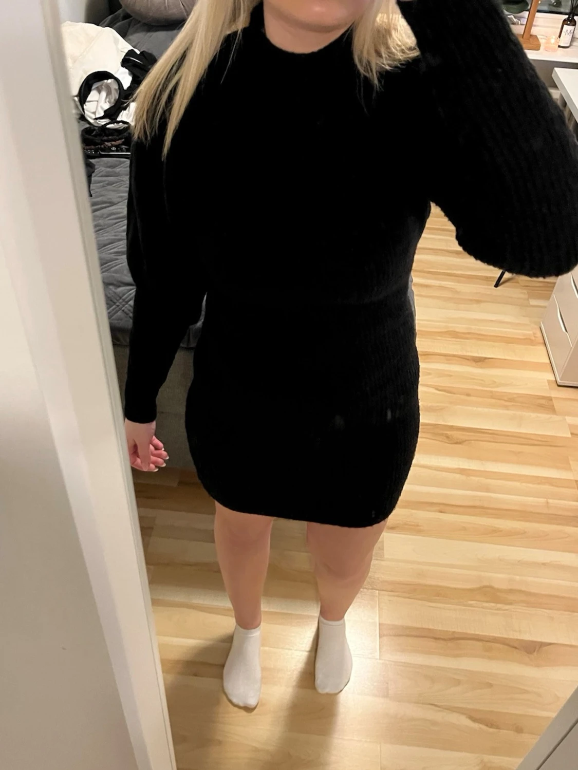 Svart stickad kortklänning