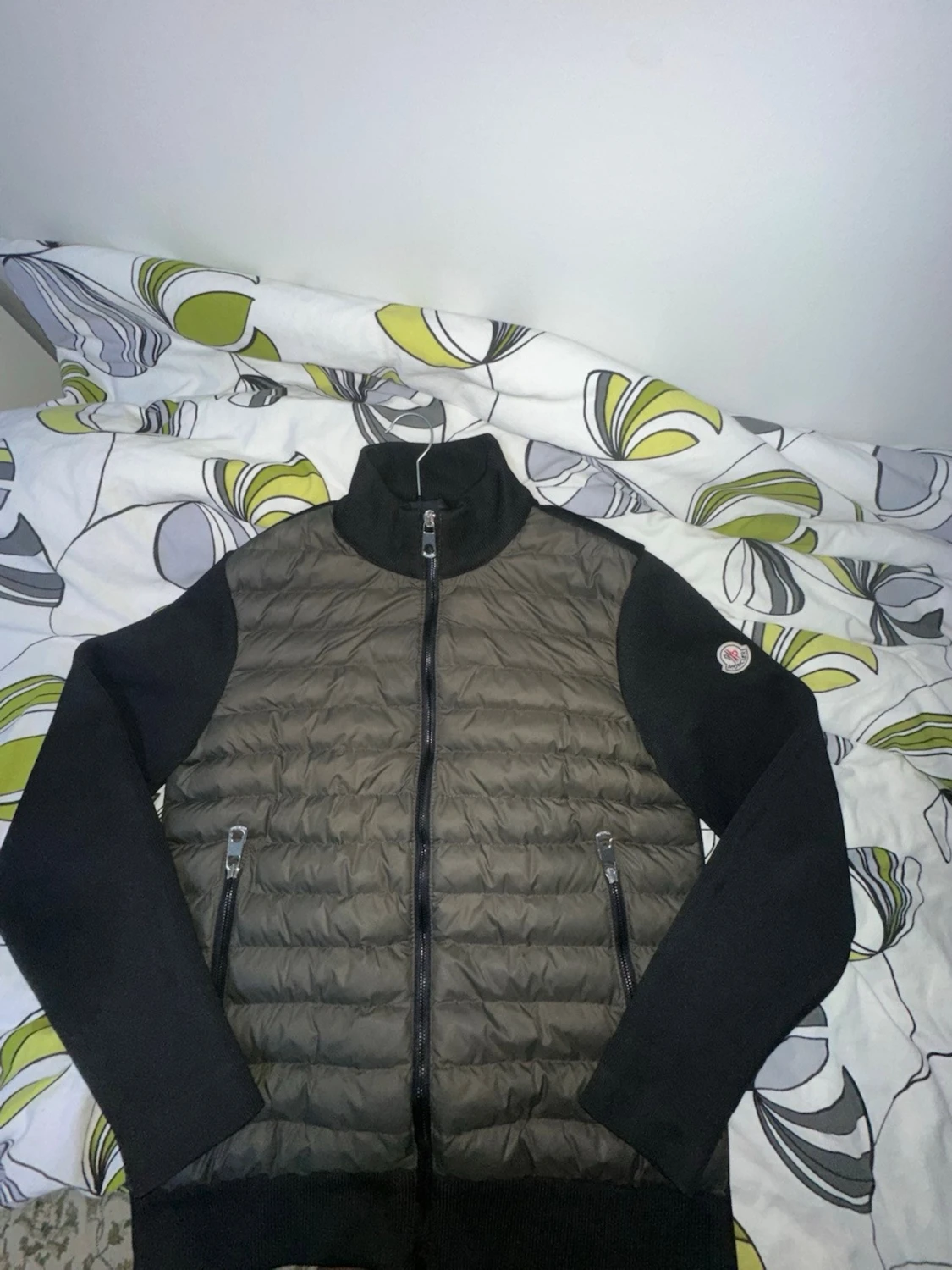 Mörk grön men ser ut som svart Moncler cardigan size m men passar också S 
