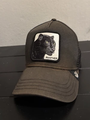 Goorin Bros Keps - Goorin Bros Panther Trucker. Klassisk trucker-stil med mesh-bak för bra ventilation, snapback-justering (one size, passar de flesta)