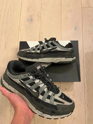 Nike p-6000 Anthracite Smoke Grey - Säljer ett par snygga Nike skor svart grå, det är bra Skick 8/10 du får även med crease skydd på köpet!  