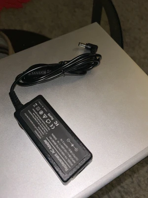 Dator laddare  - Replacement AC Adapter för laptop, modell YH-1650-01H. Input: 100-240V~1.1A, Output: 19V 2.1A. Passar många HP laptops. Nytt skick. Säljs pga. Felköp.