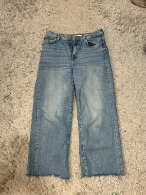 Blå jeans från Zara - Blå högmidjade jeans från Zara. Passar även mig som är storlek M