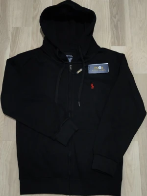 Polo Ralph Lauren hoodie zip up - Skön och mjuk hoodie som är perfekt för alla väder och temperaturer jätteskönt material och passar jättefint. Helt ny och riktig.