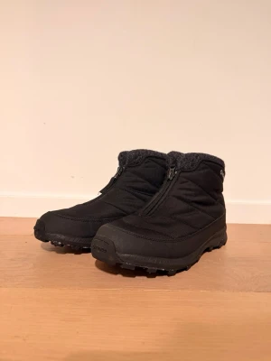 Icebug Sala Herr BUGrip Vinterkängor –  EU 42,5 / US 10 - Icebug Sala Herr BUGrip – EU 42,5 (US 10) Svarta vinterkängor med BUGrip-dubbar för mycket bra grepp på is och snö. Använda endast en gång, i mycket fint skick. Varmfodrade med dragkedja framtill – perfekta för vinterbruk. https://www.icebug.com/sv-SE/product/sala-mens-bugrip-black Storlek: EU 42,5 Skick: Nästan nyskick