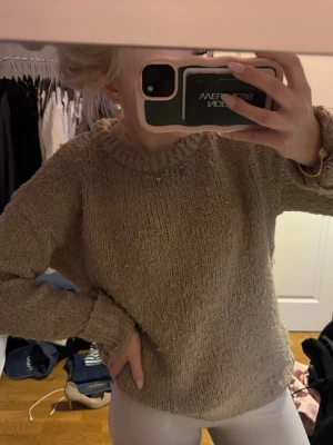 Beige stickad tröja från NA-KD misslisibell kollektion - Vige stickad tröja från NA-KD misslisibells kollektion i storlek S. 