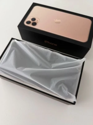 iPhone 11 Pro Max 256gb - Jag säljer min iPhone 11 Pro Max 256 GB, 92 %. Telefonen är i perfekt skick, inga märken eller sprickor, allt fungerar korrekt, och jag säljer den för att jag köpte en iPhone 17. Så om du är intresserad, skicka mig ett meddelande.