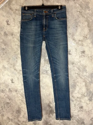 Nudie Jeans - Säljer dessa riktigt snygga Nudie jeansen i storlek 29/32. Jeansen är i bra skick och har en slim passform, det står skinny men jag tycker att de sitter mer som slim. Bara att skriva över frågor och funderingar.