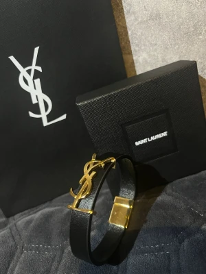 Yves Saint Laurent Chic läderarmband - Jätte fint läderarmband från Yves Saint Laurent med magnetlås. Aldrig använt.