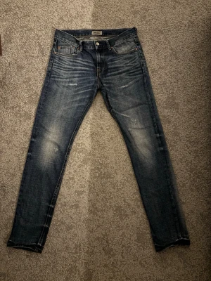 Jeans med slitningar - Snygga jeans från okänt märke (WEZC) Bra tyg och kvalitet ✅ Extremt snygga slitningar och whiskers samt unik design på bakfickorna.  Storlek W30 L32 men sitter något stort i midjan.   Hör av er vid minsta fråga 😊  Pris kan diskuteras.