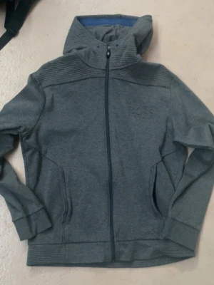 Hugo boss kofta grå  - En gå Hugo boss kofta använd fåtal gånger i size S