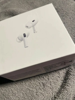 AirPods Pro (2nd generation) - Apple AirPods Pro (2nd gen) i nyskick med originalförpackning, laddningskabel och extra öronproppar. Aktiv brusreducering, trådlös laddning och hög ljudkvalitet. Allt ser komplett och välvårdat ut, inga synliga defekter eller slitage. Leverans kan ta lite längre tid pga väder, går att hämta upp i Kungsbacka. Pris går att diskutera. 