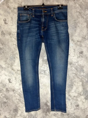Nudie jeans - Säljer dessa riktigt snygga Nudie jeansen i storlek W30 L28 men jag tycker att de sitter mer som en L30. De är i bra skick utan defekter. Bara att skriva över frågor och funderingar.