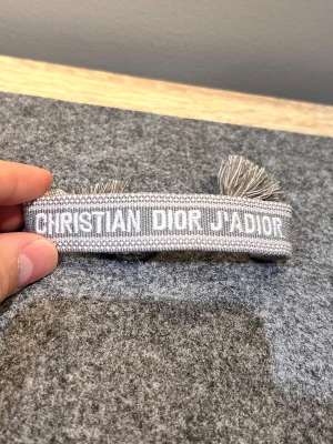 Grått dior armband - Som ny. Passar alla