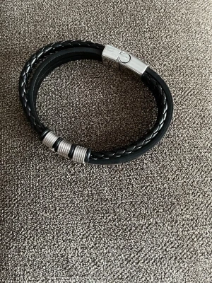 Armband  - Armband i läderimitation. Magnetlås.