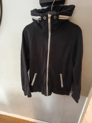 Vailent - Hoodie- M - En liten udda hoodie! Rejält grovt blixtlåset som funkar och ser jättebra ut! Skicket är minst Okej! Luvan är infällbar! Vid frågor så tveka inte!