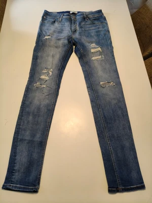 Jack & Jones - Obetydligt använda, mycket fint skick med coola slitna detaljer!