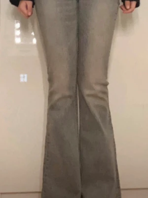 Grå bootcut jeans med lågmidja - Säljer ett par grå bootcut jeans med låg midja. Jättefina köpte dem för 500kr men passar mig inte längre, kan sänka pris vid snabb affär 