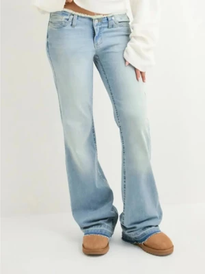 Ljusblå bootcut jeans - Säljer ett par ljusblå jeans med bootcut-modell och låg midja. Jeansen har klassisk femficksdesign och är tillverkade i mjukt denimtyg. Perfekta för en avslappnad och trendig look. Säljer då dem tyvärr är lite för stora . Priset går att diskutera💞Samt att det går att få bättre bilder!