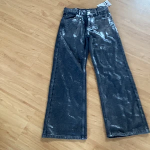 Glittriga svarta jeans - STR 164!!!!! Barn Snygga svarta jeans med glittrig finish. Aldrig använda. Har köpt dom för 450kr kan sänka priset 