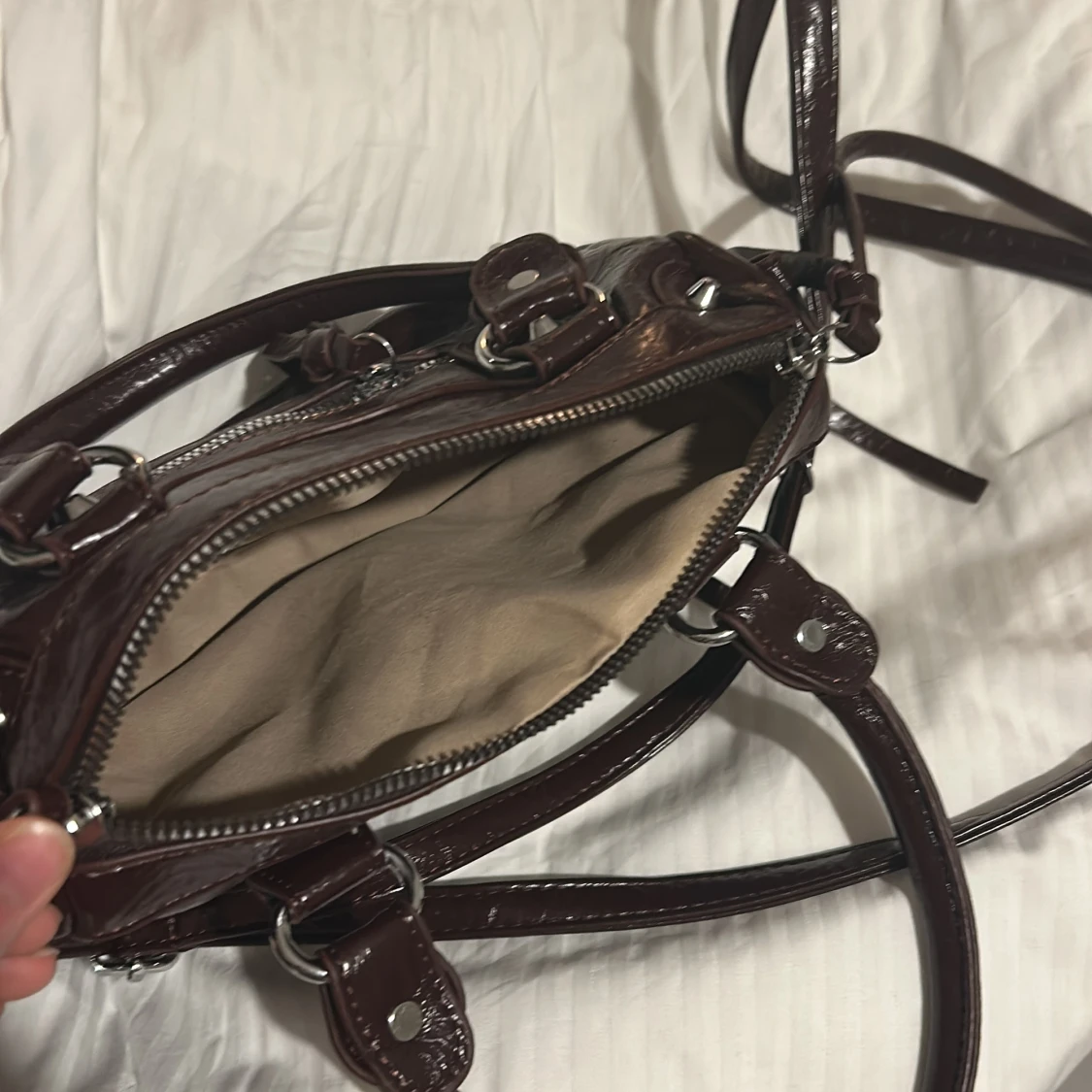 Vinröd handväska med nitar - 3