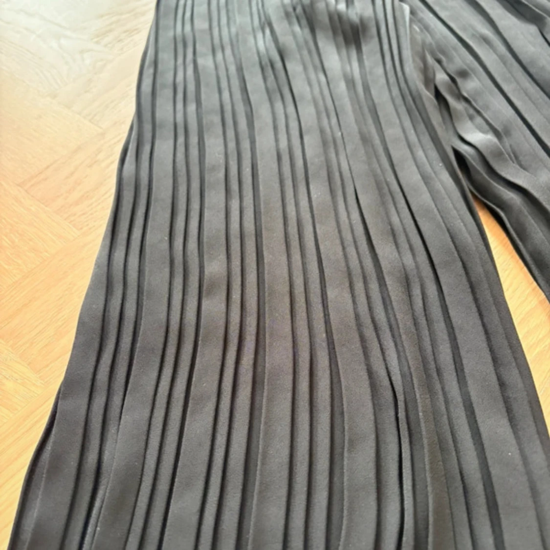 Svart plisserad byxdress från ONLY - 1