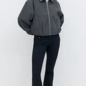 Svarta bootcut jeansbyxor - Snygga svarta jeansbyxor med bootcut och klassisk femficksdesign. Helt nya i förpackning stl 34. Ny pris 499. Pris går att diskutera 