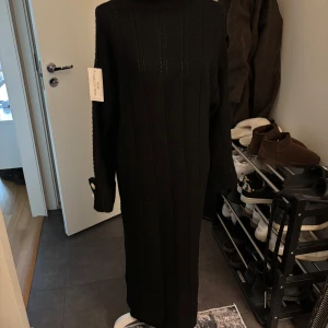 Svart maxi klänning  - Säljer en helt ny vinterklänning med prislapp på!  Fick den nyligen innanför dörren  Längd: ca 140cm jag är 167 cm och den slutar vid mina anklar