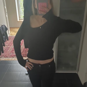 Svart topp - Säljer denna svarta långärmade topp!! väldigt snygg modell men kommer bara inte till användning 