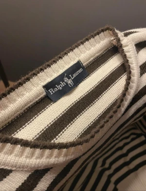 Ralph Lauren vintage - Säljer en vintage tröja från Ralph Laurent, en fräsch tröja som inte kom till användning, köpte av en grabb men tröjan visade sig vara för kort vid armarna! Skriv gärna dm för frågor osv!!