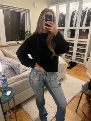 Lågmidjade jeans🤍 - Säljer ett par blå jeans med coola, stora framfickor och markerade sömmar. Jeansen har låg midja och raka ben, samt snygga detaljer med knappar på bakfickorna.